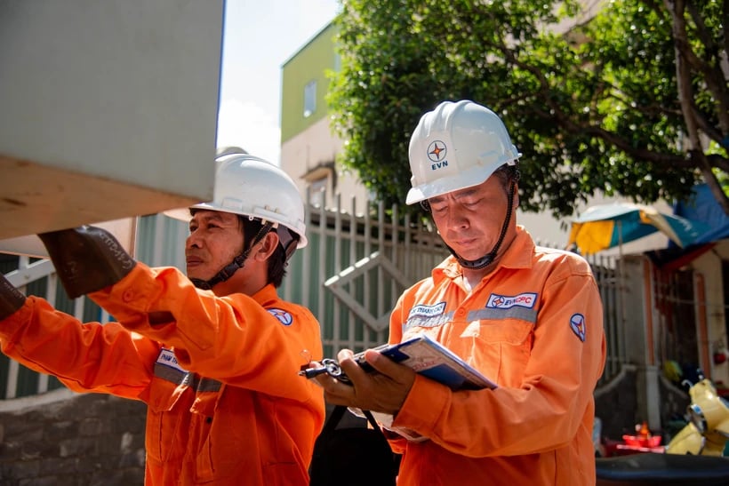 Theo EVN, mức điều chỉnh tương đương tăng 4,8% so với giá điện bán lẻ bình quân hiện hành đã được tính toán kỹ lưỡng. Ảnh: EVN. Theo EVN, mức điều chỉnh tương đương tăng 4,8% so với giá điện bán lẻ bình quân hiện hành đã được tính toán kỹ lưỡng. Ảnh: EVN.