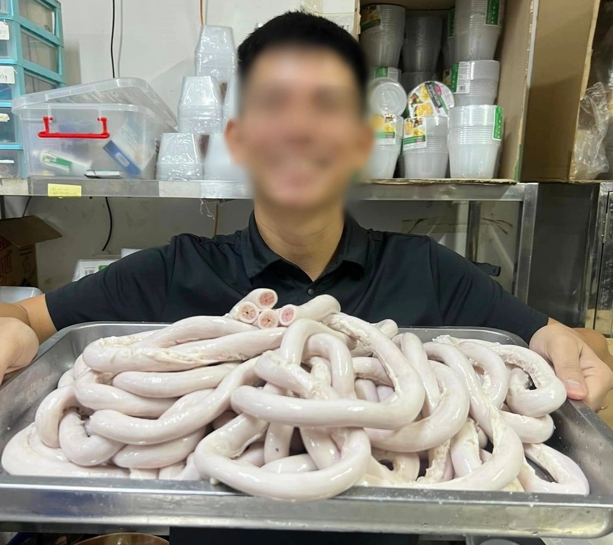 Chủ quán lòng đang gây xôn xao dư luận. Chủ quán lòng đang gây xôn xao dư luận.