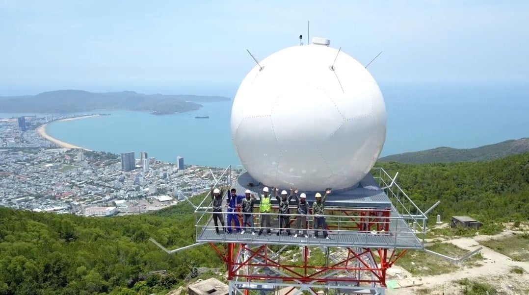 Cán bộ bảo dưỡng thường kỳ Trạm radar thời tiết Quy Nhơn - một trong số 12 trạm radar thời tiết do ngành KTTV quản lý. Trạm được lắp đặt tại núi Chua, phường Ghềnh Ráng, thành phố Quy Nhơn và đưa vào sử dụng từ năm 2019. Ảnh: Hoài Linh. Cán bộ bảo dưỡng thường kỳ Trạm radar thời tiết Quy Nhơn - một trong số 12 trạm radar thời tiết do ngành KTTV quản lý. Trạm được lắp đặt tại núi Chua, phường Ghềnh Ráng, thành phố Quy Nhơn và đưa vào sử dụng từ năm 2019. Ảnh: Hoài Linh.
