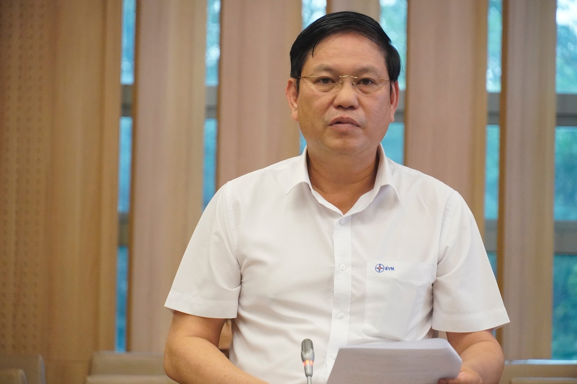 Ông Nguyễn Quốc Dũng, Trưởng ban Kinh Doanh Tập đoàn Điện lực Việt Nam cho biết, mức giá bán lẻ điện bình quân tăng thêm 4,8% từ ngày mai (10/5). Ảnh: Hồng Thắm.