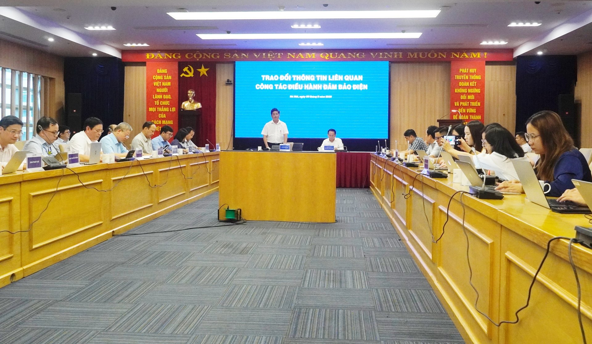 Buổi trao đổi thông tin liên quan đến công tác điều hành đảm bảo điện diễn ra chiều 9/5 tại Hà Nội. Ảnh: Hồng Thắm.