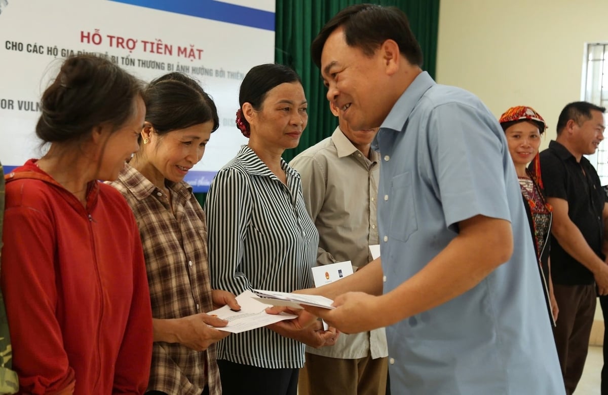 Thứ trưởng trao tiền hỗ trợ cho người dân huyện Yên Bình. Ảnh: Thanh Tiến. Thứ trưởng trao tiền hỗ trợ cho người dân huyện Yên Bình. Ảnh: Thanh Tiến.