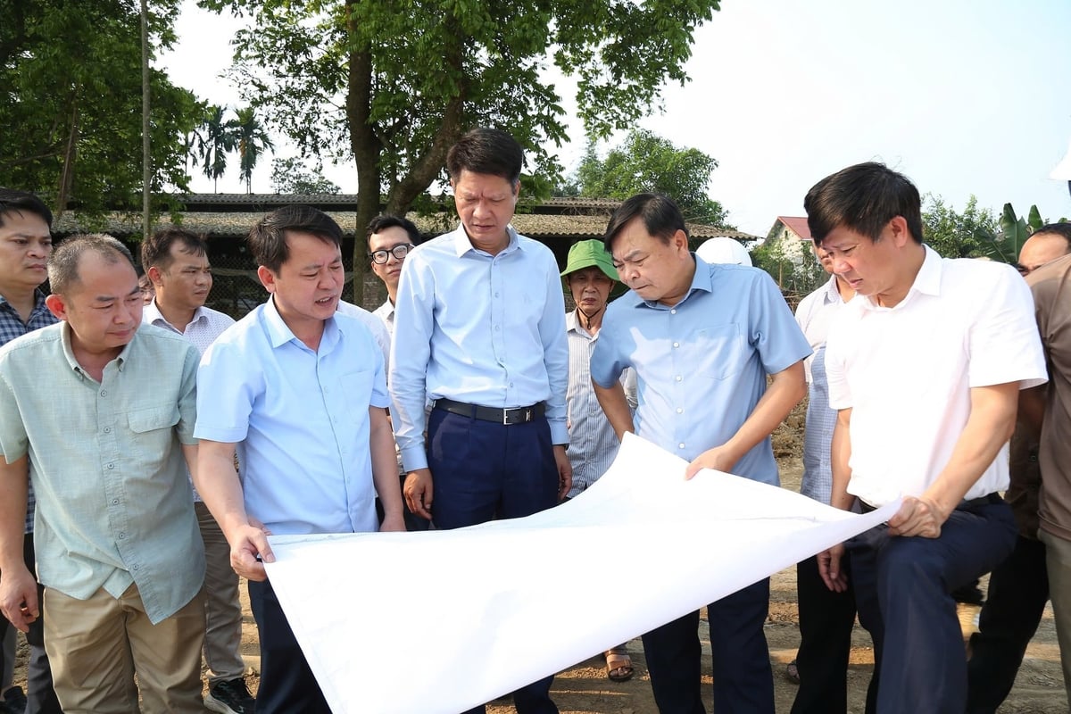 Thứ trưởng Bộ NN-MT Nguyễn Hoàng Hiệp kiểm tra công tác khắc phục thiên tai và chỉ đạo xây dựng các công trình phòng chống thiên tai tại tỉnh Yên Bái. Ảnh: Thanh Tiến. Thứ trưởng Bộ NN-MT Nguyễn Hoàng Hiệp kiểm tra công tác khắc phục thiên tai và chỉ đạo xây dựng các công trình phòng chống thiên tai tại tỉnh Yên Bái. Ảnh: Thanh Tiến.