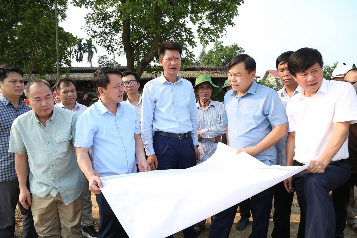 Thứ trưởng Nguyễn Hoàng Hiệp chỉ đạo tỉnh Yên Bái và các đơn vị thi công đẩy nhanh tiến độ xây dựng kè sông. Ảnh: Thanh Tiến. Thứ trưởng Nguyễn Hoàng Hiệp chỉ đạo tỉnh Yên Bái và các đơn vị thi công đẩy nhanh tiến độ xây dựng kè sông. Ảnh: Thanh Tiến.