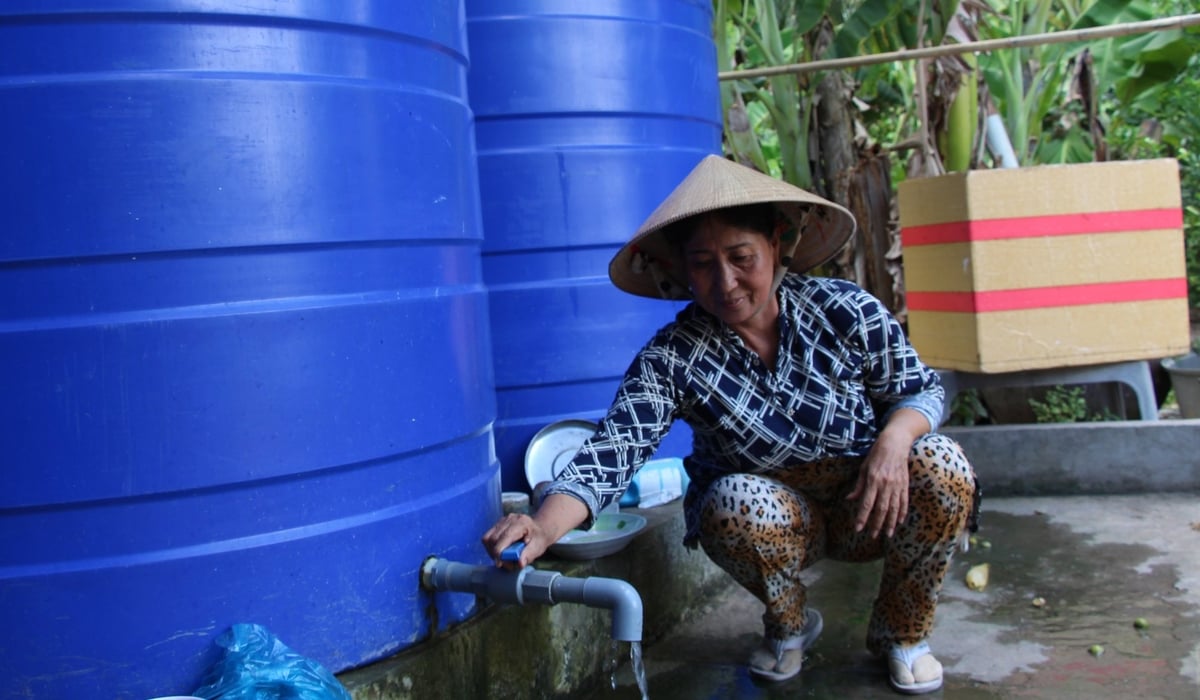 Năm 2024, bà Trịnh Thị Lệ Sương, ở thị trấn Cầu Kè, huyện Cầu Kè, Trà Vinh đã đầu tư mua 2 bồn nhựa chứa 4.000 lít nước mưa. Với nguồn nước mưa tích trữ được giúp gia đình bà chủ động hơn trong các sinh hoạt hằng ngày. Ảnh Lê Hùng. Năm 2024, bà Trịnh Thị Lệ Sương, ở thị trấn Cầu Kè, huyện Cầu Kè, Trà Vinh đã đầu tư mua 2 bồn nhựa chứa 4.000 lít nước mưa. Với nguồn nước mưa tích trữ được giúp gia đình bà chủ động hơn trong các sinh hoạt hằng ngày. Ảnh Lê Hùng.