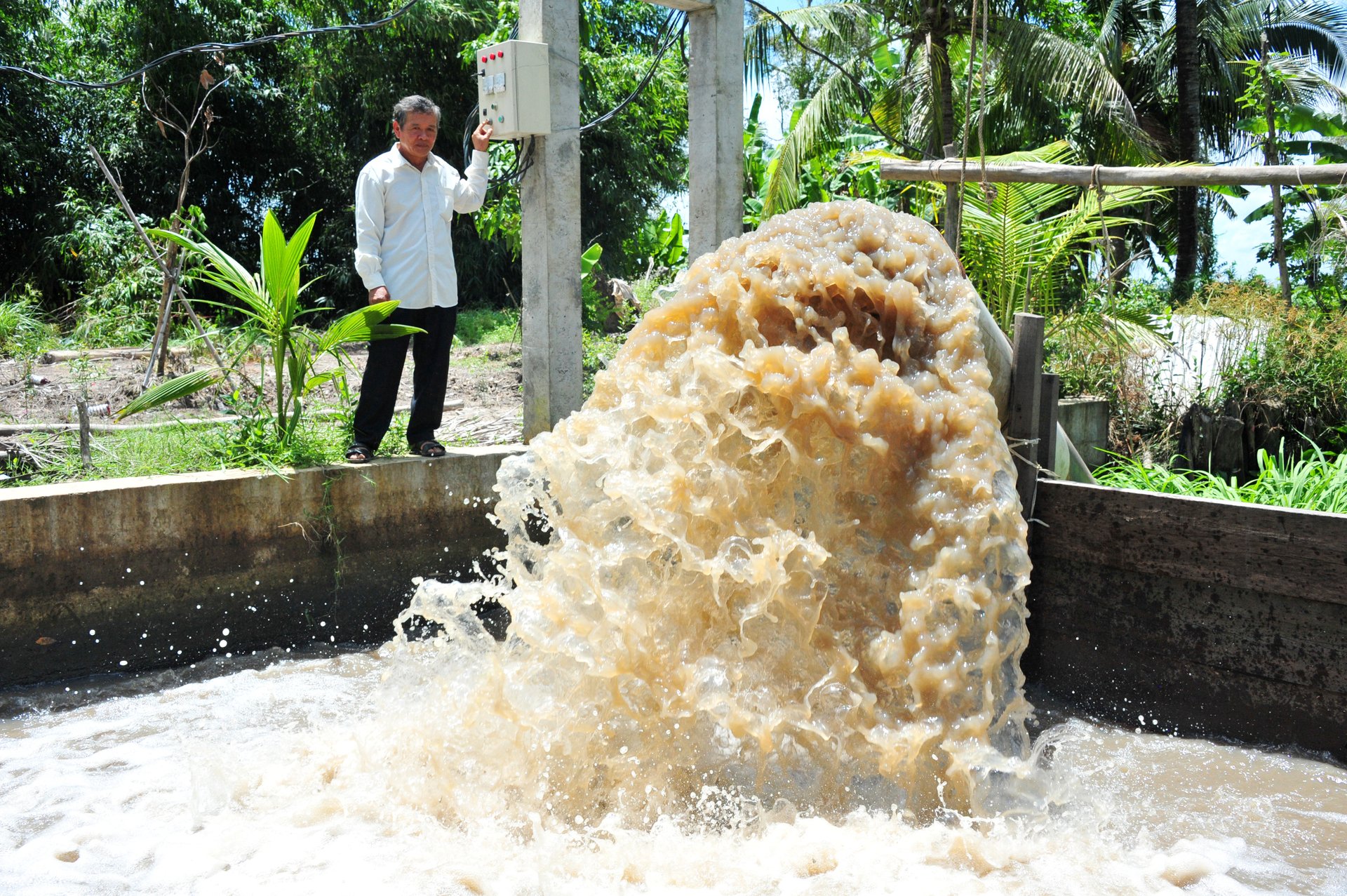 ĐBSCL đang bước vào đầu mùa mưa, nông dân tranh thủ lấy nước ngọt để phục vụ sản xuất nông nghiệp. Ảnh: Lê Hoàng Vũ. ĐBSCL đang bước vào đầu mùa mưa, nông dân tranh thủ lấy nước ngọt để phục vụ sản xuất nông nghiệp. Ảnh: Lê Hoàng Vũ.