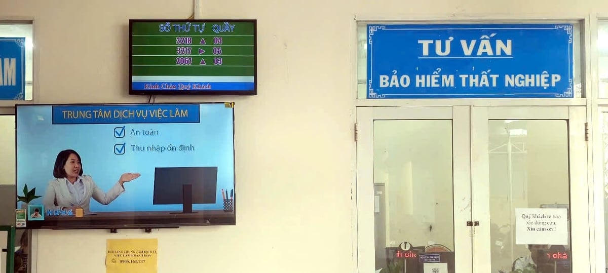 Trung tâm Dịch vụ việc làm Khánh Hòa đẩy mạnh ứng dụng chuyển đổi số trong việc giải quyết bảo hiểm thất nghiệp cho người lao động. Ảnh: Kim Sơ. Trung tâm Dịch vụ việc làm Khánh Hòa đẩy mạnh ứng dụng chuyển đổi số trong việc giải quyết bảo hiểm thất nghiệp cho người lao động. Ảnh: Kim Sơ.
