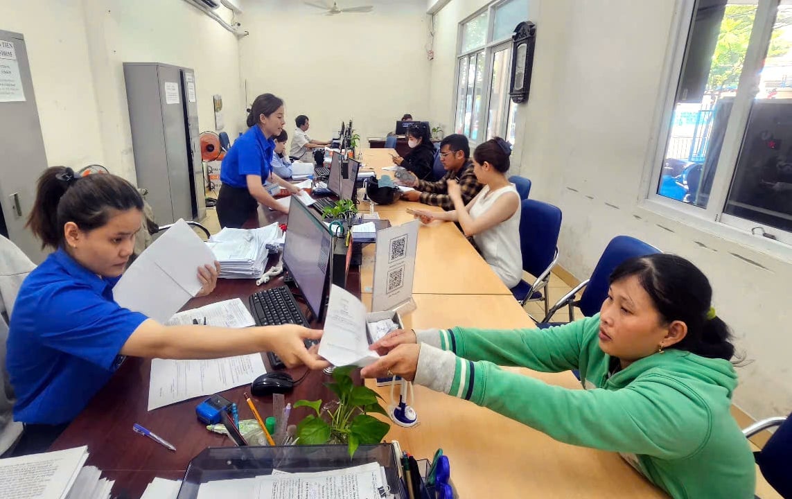 Người lao động được hưởng chính sách bảo hiểm thất nghiệp rất phấn khởi. Ảnh: Kim Sơ. Người lao động được hưởng chính sách bảo hiểm thất nghiệp rất phấn khởi. Ảnh: Kim Sơ.