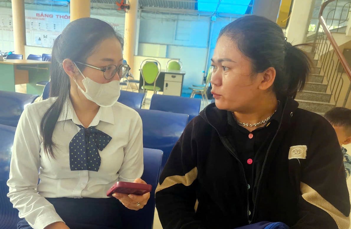 Người lao động được tư vấn để hưởng trợ cấp thất nghiệp. Ảnh: KS. Người lao động được tư vấn để hưởng trợ cấp thất nghiệp. Ảnh: KS.