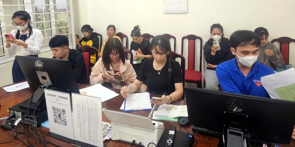 Trung tâm bố trí phòng để hướng dẫn người lao động nộp hồ sơ bảo hiểm thất nghiệp qua Cổng Dịch vụ công Quốc gia. Ảnh: Kim Sơ. Trung tâm bố trí phòng để hướng dẫn người lao động nộp hồ sơ bảo hiểm thất nghiệp qua Cổng Dịch vụ công Quốc gia. Ảnh: Kim Sơ.