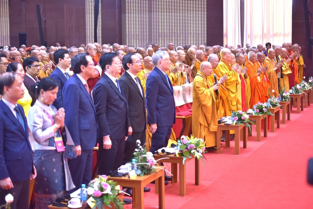 Các đại biểu niệm Phật cầu hòa bình thế giới trước Lễ bế mạc Đại lễ Vesak 2025. Ảnh: HT. Các đại biểu niệm Phật cầu hòa bình thế giới trước Lễ bế mạc Đại lễ Vesak 2025. Ảnh: HT.