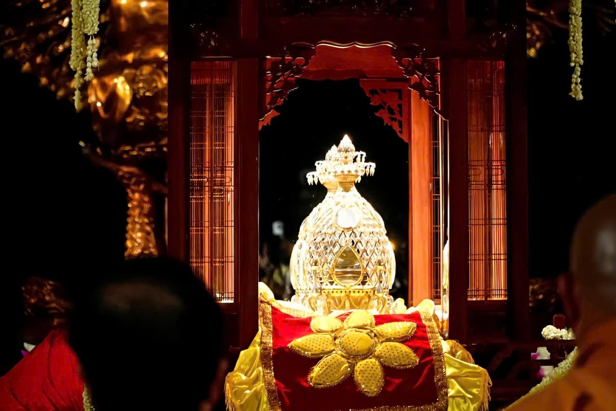 'Việc tôn trí xá lợi Đức Phật từ Ấn Độ – một bảo vật của toàn nhân loại – trong Đại lễ Vesak 2025 không chỉ tạo cơ hội cho người dân tỉnh Tây Ninh được đón nhận phước lành từ cái nôi của Phật giáo thế giới, mà với tỉnh Tây Ninh, đây là một sự kiện ngoại giao văn hóa trọng thị có ý nghĩa rất lớn, góp phần lan tỏa thông điệp về tình đoàn kết giữa các quốc gia', ông Nguyễn Hồng Thanh nhấn mạnh. 'Việc tôn trí xá lợi Đức Phật từ Ấn Độ – một bảo vật của toàn nhân loại – trong Đại lễ Vesak 2025 không chỉ tạo cơ hội cho người dân tỉnh Tây Ninh được đón nhận phước lành từ cái nôi của Phật giáo thế giới, mà với tỉnh Tây Ninh, đây là một sự kiện ngoại giao văn hóa trọng thị có ý nghĩa rất lớn, góp phần lan tỏa thông điệp về tình đoàn kết giữa các quốc gia', ông Nguyễn Hồng Thanh nhấn mạnh.