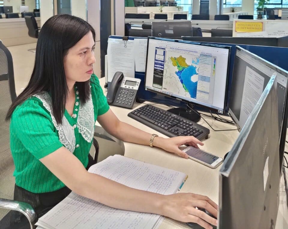 Dự báo viên Trung tâm Dự báo khí tượng thủy văn vận hành khai thác hệ thống Hỗ trợ cảnh báo lũ quét cho khu vực Đông Nam Á (SEAFFGS). Ảnh: Hoài Linh. Dự báo viên Trung tâm Dự báo khí tượng thủy văn vận hành khai thác hệ thống Hỗ trợ cảnh báo lũ quét cho khu vực Đông Nam Á (SEAFFGS). Ảnh: Hoài Linh.
