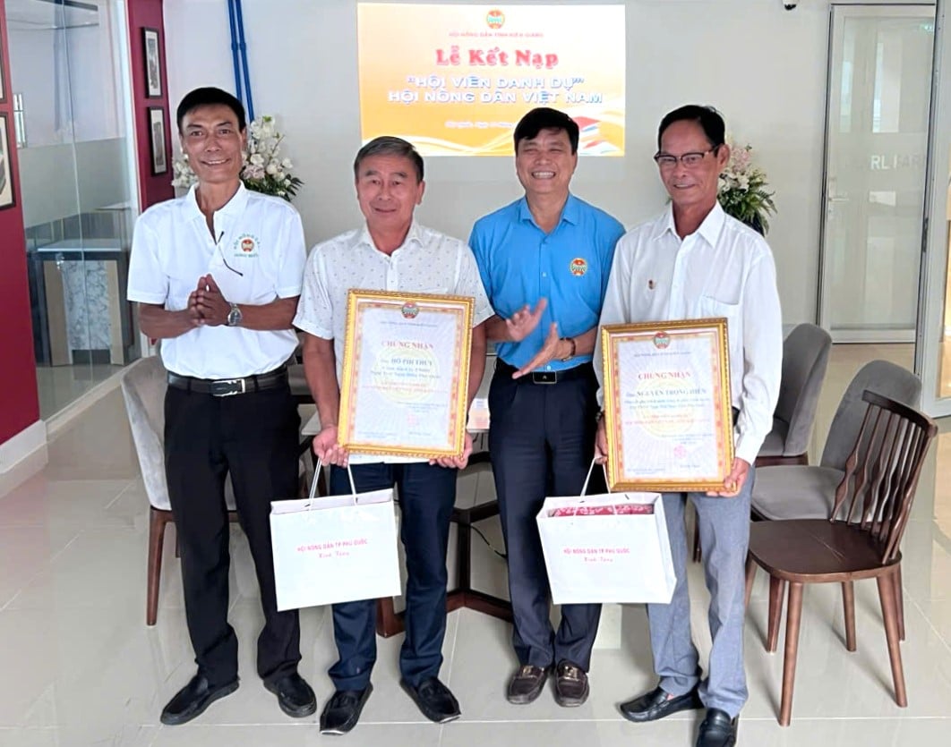 Ông Đỗ Trần Thịnh (thứ 2 từ phải sang), Chủ tịch Hội Nông dân tỉnh Kiên Giang trao chứng nhận kết nạp hội viên danh dự là những doanh nhân sản xuất, kinh doanh trong lĩnh vực nuôi trồng thủy sản, ngọc trai tại TP Phú Quốc. Ảnh: Trung Chánh. Ông Đỗ Trần Thịnh (thứ 2 từ phải sang), Chủ tịch Hội Nông dân tỉnh Kiên Giang trao chứng nhận kết nạp hội viên danh dự là những doanh nhân sản xuất, kinh doanh trong lĩnh vực nuôi trồng thủy sản, ngọc trai tại TP Phú Quốc. Ảnh: Trung Chánh.