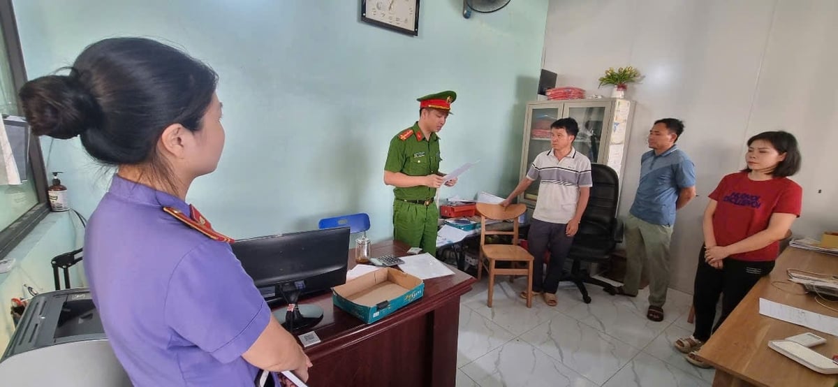 Cơ quan Cảnh sát điều tra Công an tỉnh Bắc Giang tống đạt quyết định tố tụng đối với các đối tượng trong vụ án. Ảnh: CAT. Cơ quan Cảnh sát điều tra Công an tỉnh Bắc Giang tống đạt quyết định tố tụng đối với các đối tượng trong vụ án. Ảnh: CAT.