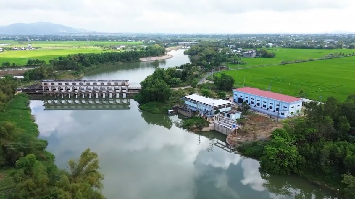 Thành phố Đà Nẵng đang khai thác 70-80% nguồn nước từ sông Vu Gia để phục vụ sản xuất và sinh hoạt. Ảnh: Lan Anh. Thành phố Đà Nẵng đang khai thác 70-80% nguồn nước từ sông Vu Gia để phục vụ sản xuất và sinh hoạt. Ảnh: Lan Anh.