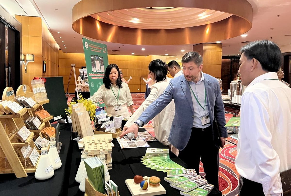 Các đại biểu quan tâm tới các sản phẩm có chứng nhận PEFC của Việt Nam. Ảnh: Sơn Trang. Các đại biểu quan tâm tới các sản phẩm có chứng nhận PEFC của Việt Nam. Ảnh: Sơn Trang.
