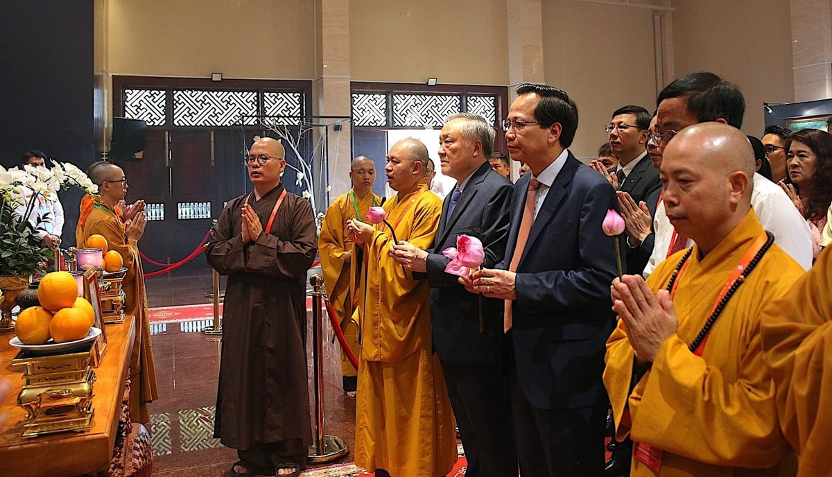 Sau Lễ bế mạc Đại lễ Vesak, Phó Thủ tướng Thường trực Chính phủ Nguyễn Hòa Bình cùng các đại biểu chiêm bái Xá lợi Đức Phật Thích Ca Mâu Ni, bảo vật quốc gia Ấn Độ và là bảo vật thiêng liêng của nhân loại. Ảnh: HT. Sau Lễ bế mạc Đại lễ Vesak, Phó Thủ tướng Thường trực Chính phủ Nguyễn Hòa Bình cùng các đại biểu chiêm bái Xá lợi Đức Phật Thích Ca Mâu Ni, bảo vật quốc gia Ấn Độ và là bảo vật thiêng liêng của nhân loại. Ảnh: HT.