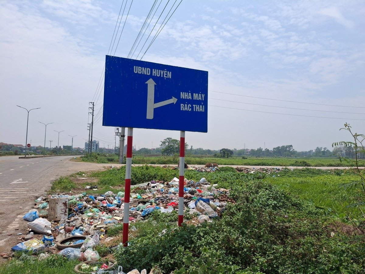 Đường vào nhà máy rác thải thị trấn Hợp Hòa, huyện Tam Dương nhưng lại biến nơi đây thành bãi tập kết rác gây mất mỹ quan. Ảnh: Hùng Khang. Đường vào nhà máy rác thải thị trấn Hợp Hòa, huyện Tam Dương nhưng lại biến nơi đây thành bãi tập kết rác gây mất mỹ quan. Ảnh: Hùng Khang.