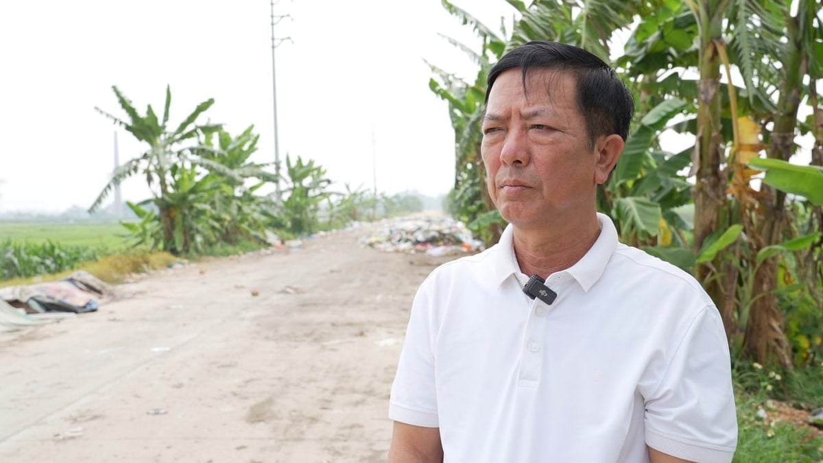 Ông Kiều Văn Hùng, Giám đốc Hợp tác xã dịch vụ môi trường thị trấn Hợp Hòa viện nhiều lý do để 'biến' đường vào nhà máy rác thành nơi tập kết rác thải. Ảnh: Hùng Khang. Ông Kiều Văn Hùng, Giám đốc Hợp tác xã dịch vụ môi trường thị trấn Hợp Hòa viện nhiều lý do để 'biến' đường vào nhà máy rác thành nơi tập kết rác thải. Ảnh: Hùng Khang.
