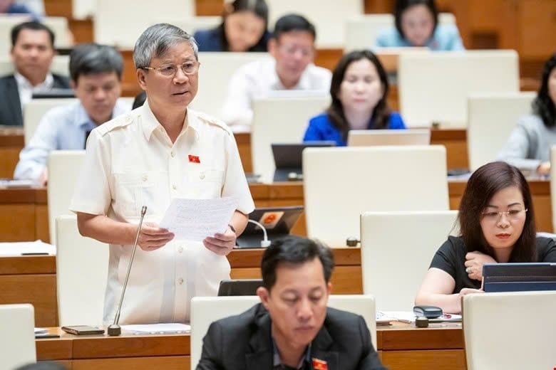 Đại biểu Nguyễn Anh Trí – Đoàn Đại biểu Quốc hội Hà Nội cho biết, theo Tổ chức Y tế Thế giới, thuế thuốc lá là biện pháp nhanh nhất và tiết kiệm chi phí nhất để giảm tiêu thụ thuốc lá, từ đó giảm đáng kể về nạn bệnh tật, tử vọng sớm do các bệnh liên quan đến tiêu thụ thuốc lá. Ảnh Quốc hội. Đại biểu Nguyễn Anh Trí – Đoàn Đại biểu Quốc hội Hà Nội cho biết, theo Tổ chức Y tế Thế giới, thuế thuốc lá là biện pháp nhanh nhất và tiết kiệm chi phí nhất để giảm tiêu thụ thuốc lá, từ đó giảm đáng kể về nạn bệnh tật, tử vọng sớm do các bệnh liên quan đến tiêu thụ thuốc lá. Ảnh Quốc hội.