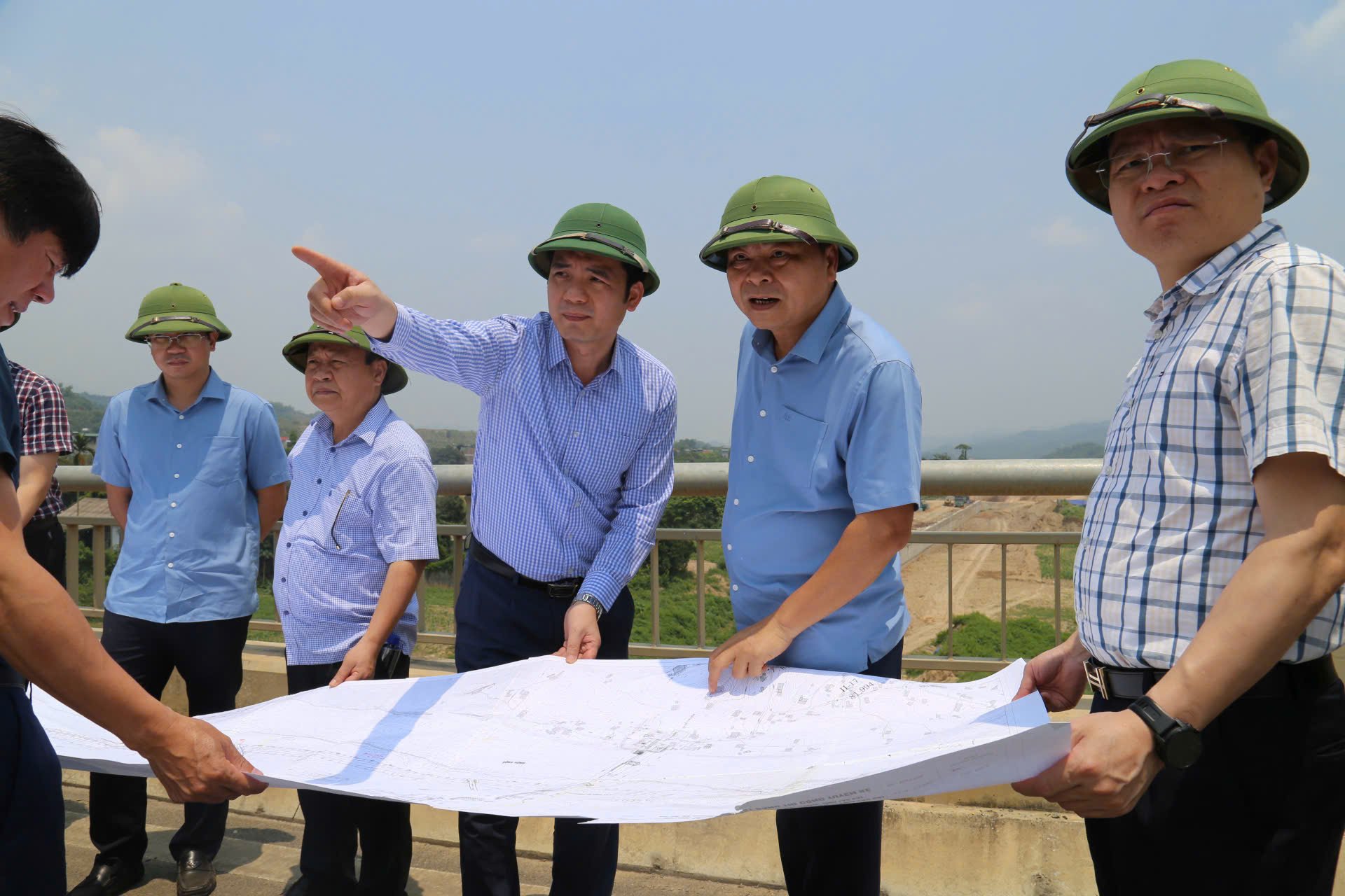Thứ trưởng Nguyễn Hoàng Hiệp kiểm tra thực địa tại khu vực kè sông Hồng, TP. Lào Cai. Ảnh: H.Đ Thứ trưởng Nguyễn Hoàng Hiệp kiểm tra thực địa tại khu vực kè sông Hồng, TP. Lào Cai. Ảnh: H.Đ