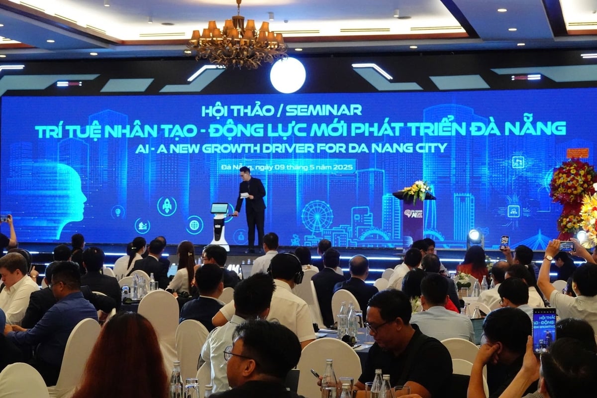 Thử nghiệm ro-bot dẫn chương trình - sản phẩm của trí tuệ nhân tạo tại hội thảo. Ảnh: Lan Anh. Thử nghiệm ro-bot dẫn chương trình - sản phẩm của trí tuệ nhân tạo tại hội thảo. Ảnh: Lan Anh.