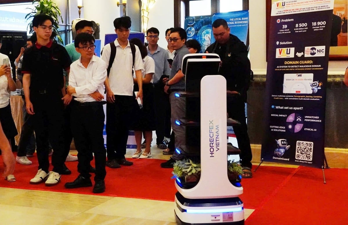 Đại biểu tìm hiểu các sản phẩm công nghệ AI tại chương trình. Ảnh: Lan Anh. Đại biểu tìm hiểu các sản phẩm công nghệ AI tại chương trình. Ảnh: Lan Anh.