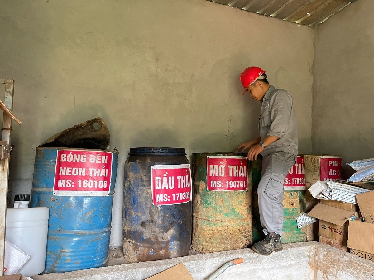 Chất thải nguy hại phát sinh trong quá trình sản xuất đều được Công ty Cổ phần Khai khoáng Minh Đức phân loại và đưa về kho lưu giữ. Ảnh: Thanh Ngà. Chất thải nguy hại phát sinh trong quá trình sản xuất đều được Công ty Cổ phần Khai khoáng Minh Đức phân loại và đưa về kho lưu giữ. Ảnh: Thanh Ngà.