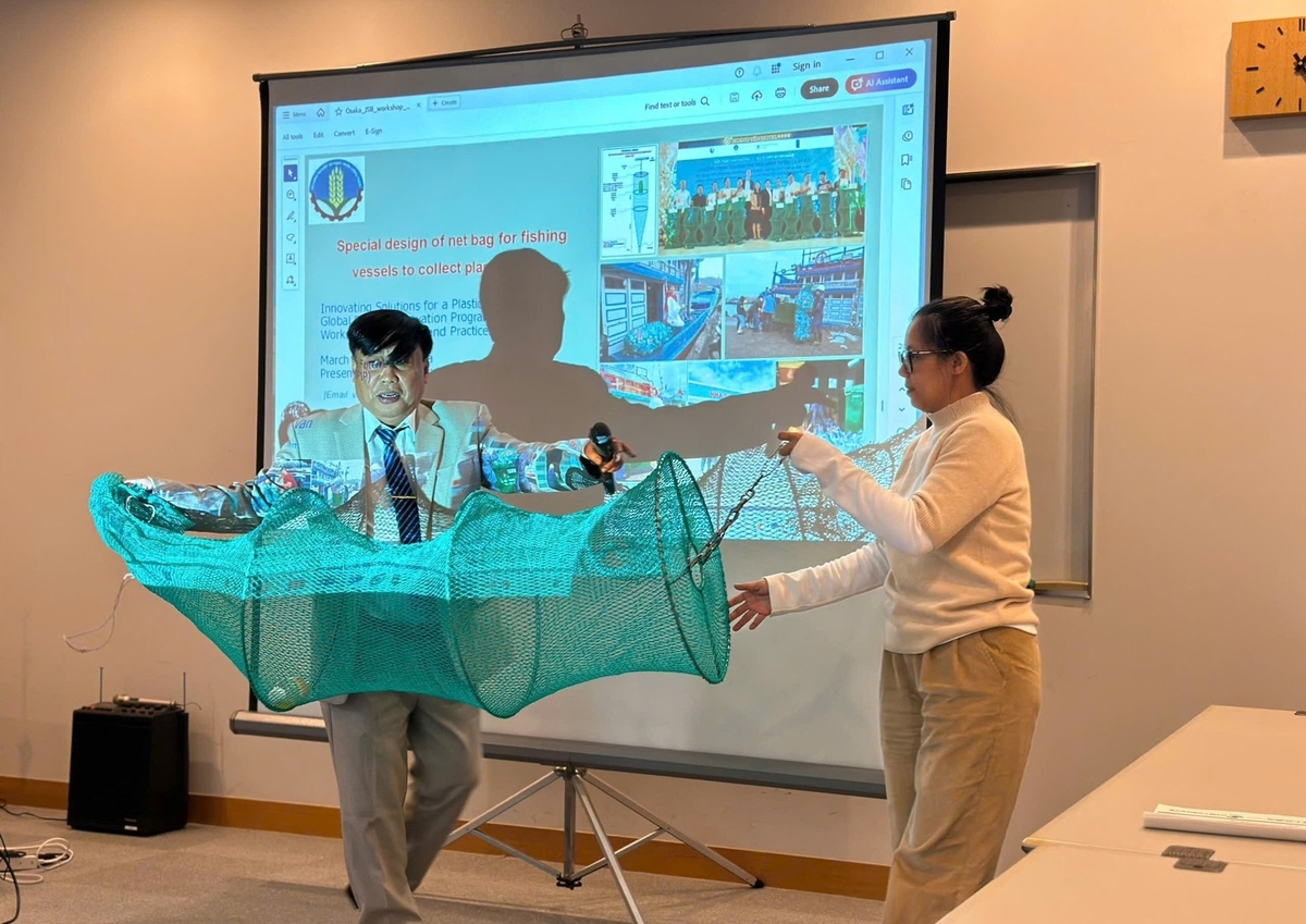 Đại biểu tham dự Hội thảo Chống rác thải nhựa đại dương của các nước Philippines, Indonesia, Lào, Nhật Bản… đều thích thú tiện ích của túi đựng rác thải tàu cá. Ảnh: T.V.V. Đại biểu tham dự Hội thảo Chống rác thải nhựa đại dương của các nước Philippines, Indonesia, Lào, Nhật Bản… đều thích thú tiện ích của túi đựng rác thải tàu cá. Ảnh: T.V.V.