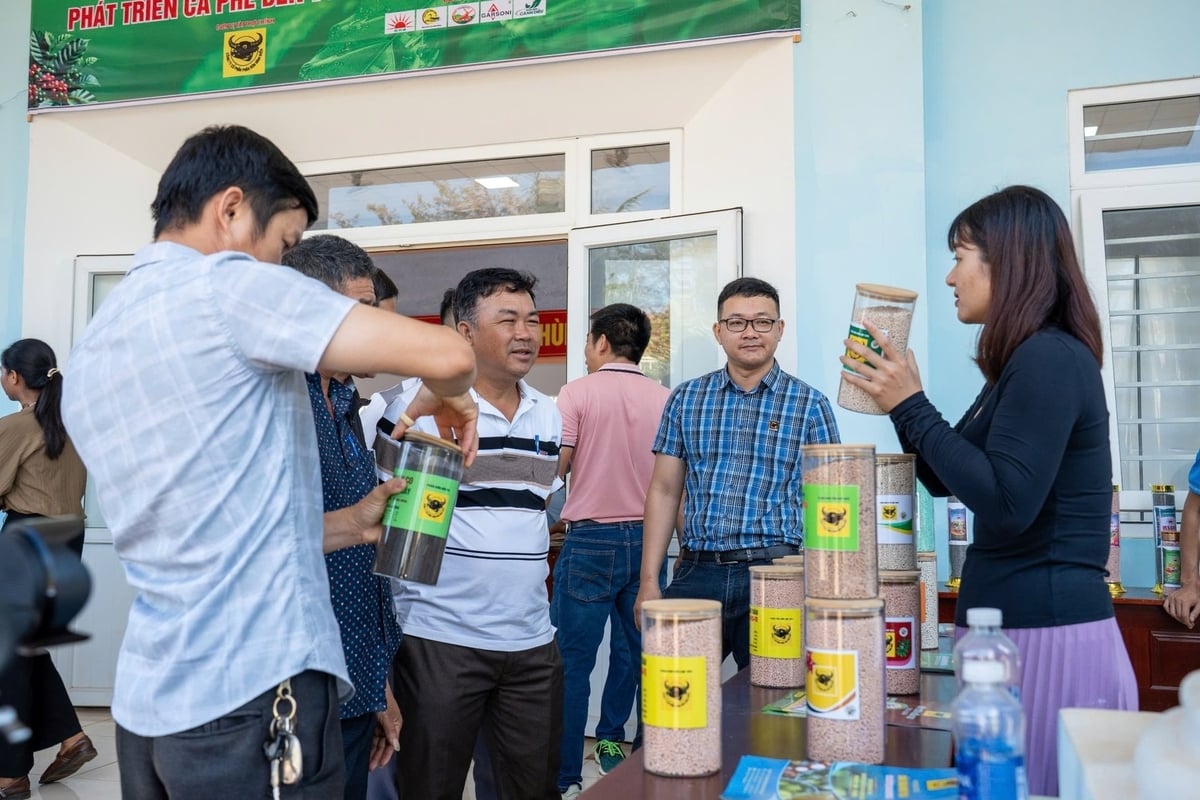 Bà con nông dân tìm hiểu về các sản phẩm phân bón trưng bày tại hội thảo. Ảnh: Trần Thọ. Bà con nông dân tìm hiểu về các sản phẩm phân bón trưng bày tại hội thảo. Ảnh: Trần Thọ.