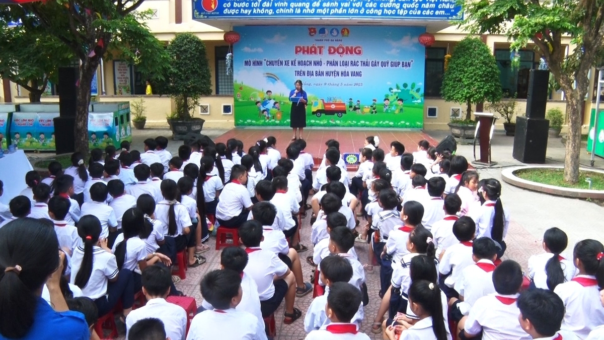 Các em học sinh tham gia Lễ phát động 'Chuyến xe Kế hoạch nhỏ' tại huyện Hòa Vang. Ảnh: Phạm Huy. Các em học sinh tham gia Lễ phát động 'Chuyến xe Kế hoạch nhỏ' tại huyện Hòa Vang. Ảnh: Phạm Huy.