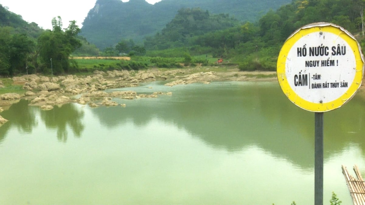 Hồ Kéo Coi hiện đang bị rò rỉ thân đập, gây thất thoát nước, nguy cơ mất an toàn công trình. Ảnh: Ngọc Tú. Hồ Kéo Coi hiện đang bị rò rỉ thân đập, gây thất thoát nước, nguy cơ mất an toàn công trình. Ảnh: Ngọc Tú.