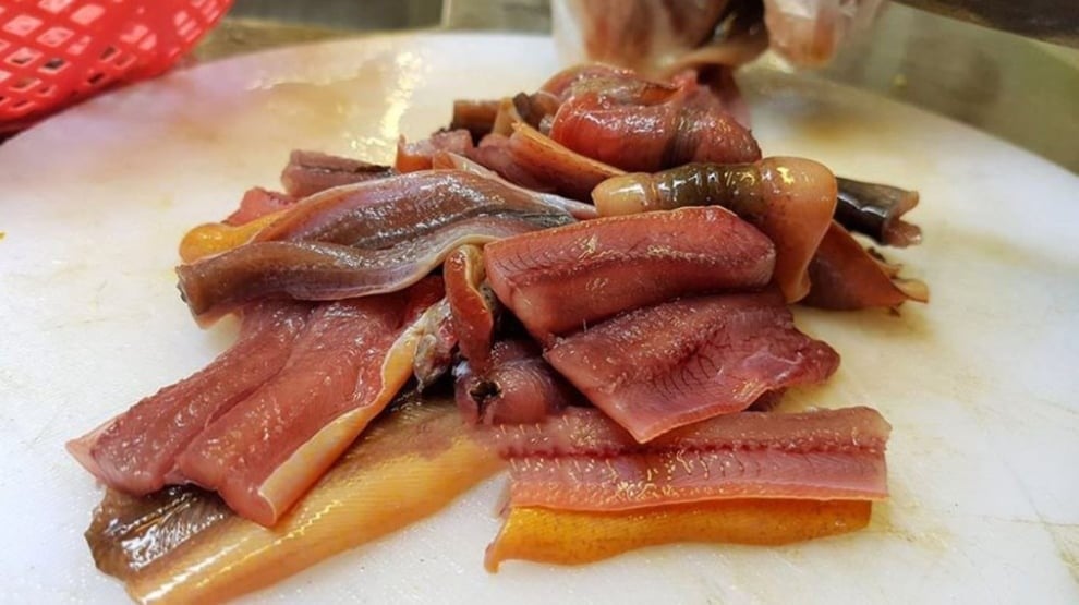 Vietnamese seafood products, including eel, are committed to ensuring clear origin, adhering to transparent traceability standards, and achieving international certifications to guarantee quality and safety.