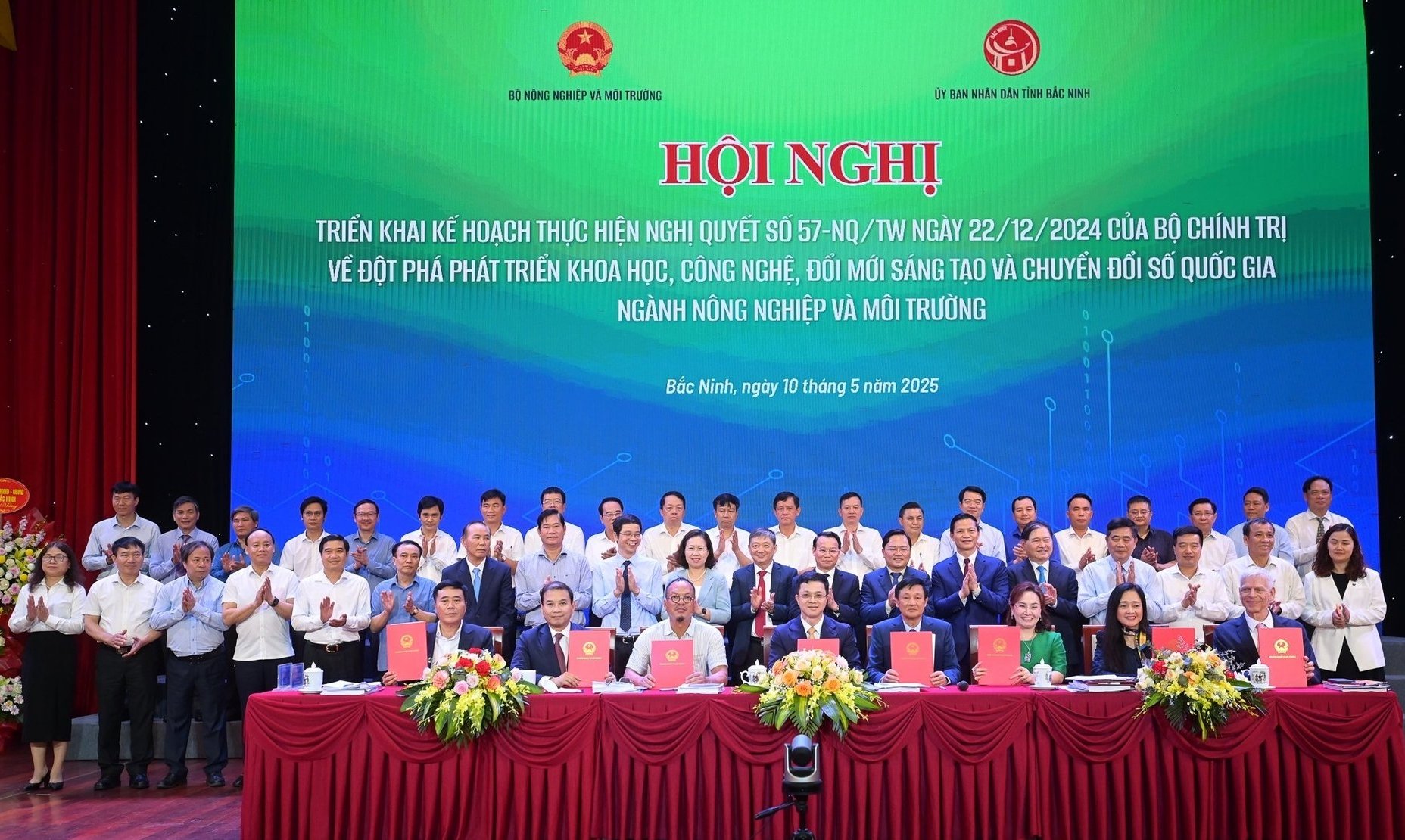 Bộ Nông nghiệp và Môi trường ký loạt thỏa thuận hợp tác về phát triển khoa học công nghệ với các hiệp hội chuyên ngành tại hội nghị. Ảnh: Tùng Đinh. Bộ Nông nghiệp và Môi trường ký loạt thỏa thuận hợp tác về phát triển khoa học công nghệ với các hiệp hội chuyên ngành tại hội nghị. Ảnh: Tùng Đinh.
