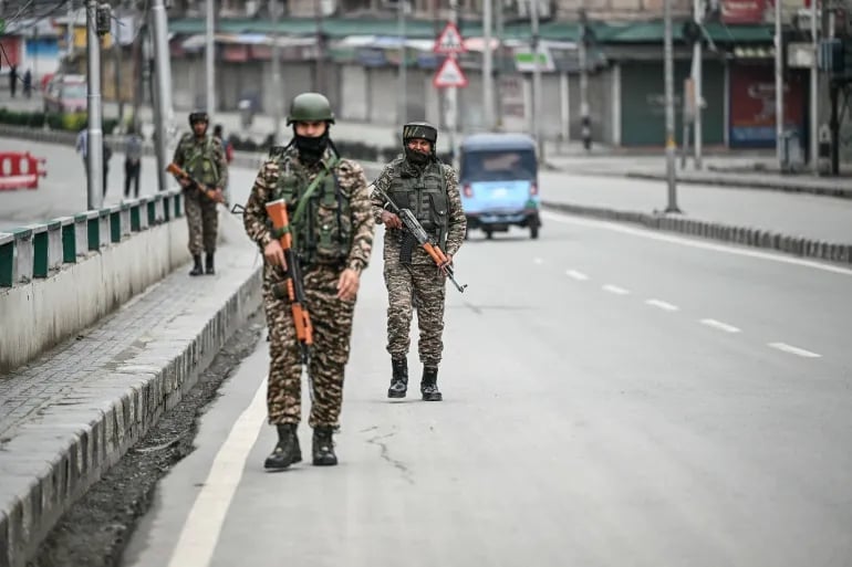 Lực lượng quân đội Ấn Độ ở Srinaga, thủ phủ khu vực Kashmir do Ấn Độ quản lý. Ảnh: Sajjad Hussain. Lực lượng quân đội Ấn Độ ở Srinaga, thủ phủ khu vực Kashmir do Ấn Độ quản lý. Ảnh: Sajjad Hussain.
