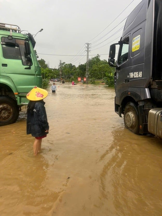 Mưa lớn gây ngập lụt, chia cắt đường giao thông Tuyên Quang - Hà Giang. Ảnh: Công an thị trấn Tân Yên. Mưa lớn gây ngập lụt, chia cắt đường giao thông Tuyên Quang - Hà Giang. Ảnh: Công an thị trấn Tân Yên.
