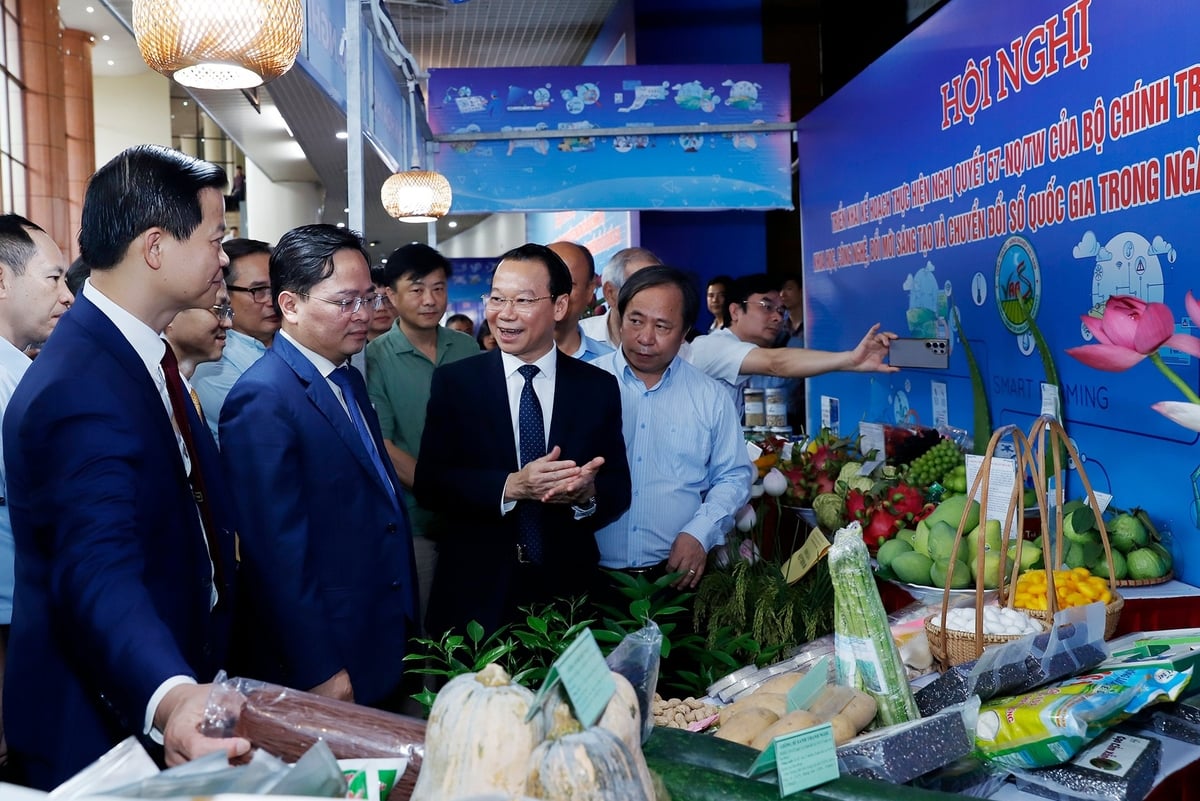Bộ trưởng Đỗ Đức Duy cho rằng, với phát triển khoa học công nghệ và chuyển đổi số thì 'trước khi nghĩ đến những vấn đề lớn, chúng ta phải bắt đầu từ những vấn đề nhỏ và thực tế.' Ảnh: Khương Trung. Bộ trưởng Đỗ Đức Duy cho rằng, với phát triển khoa học công nghệ và chuyển đổi số thì 'trước khi nghĩ đến những vấn đề lớn, chúng ta phải bắt đầu từ những vấn đề nhỏ và thực tế.' Ảnh: Khương Trung.