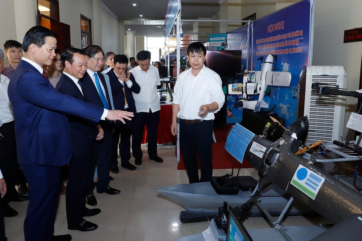 Bộ trưởng Đỗ Đức Duy cùng Chủ tịch UBND tỉnh Bắc Ninh Vương Quốc Tuấn thăm các gian hàng khoa học công nghệ tại Hội nghị. Ảnh: Khương Trung. Bộ trưởng Đỗ Đức Duy cùng Chủ tịch UBND tỉnh Bắc Ninh Vương Quốc Tuấn thăm các gian hàng khoa học công nghệ tại Hội nghị. Ảnh: Khương Trung.