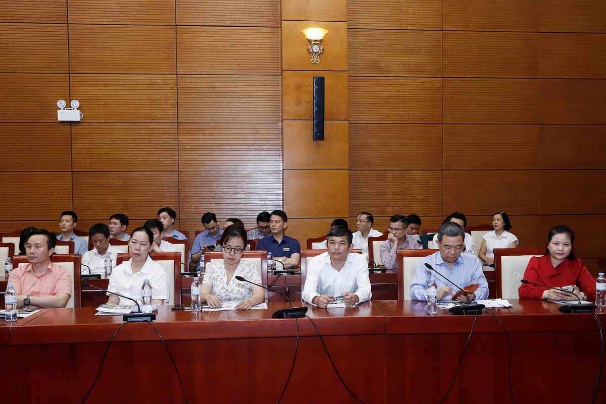 Các đại biểu tham dự Hội nghị chuyên đề Môi trường, Tài nguyên nước, Viễn thám chiều ngày 10/5 trong khuôn khổ Hội nghị triển khai 'Kế hoạch thực hiện Nghị quyết số 57-NQ/TW của Bộ Chính trị về đột phá phát triển khoa học, công nghệ, đổi mới sáng tạo và chuyển đổi số quốc gia' trong lĩnh vực nông nghiệp và môi trường. Ảnh: Khương Trung Các đại biểu tham dự Hội nghị chuyên đề Môi trường, Tài nguyên nước, Viễn thám chiều ngày 10/5 trong khuôn khổ Hội nghị triển khai 'Kế hoạch thực hiện Nghị quyết số 57-NQ/TW của Bộ Chính trị về đột phá phát triển khoa học, công nghệ, đổi mới sáng tạo và chuyển đổi số quốc gia' trong lĩnh vực nông nghiệp và môi trường. Ảnh: Khương Trung