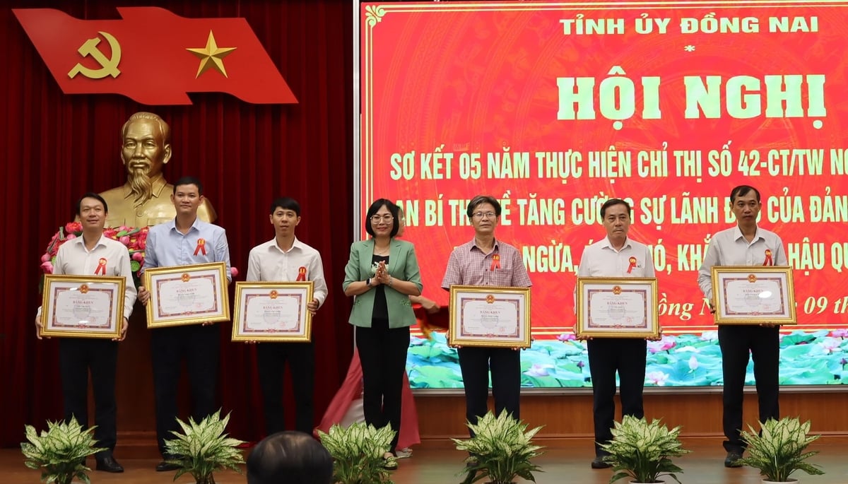 Các cá nhân có thành tích xuất sắc trong 5 năm thực hiện Chỉ thị số 42-CT/TW đón nhận Bằng khen của UBND tỉnh Đồng Nai. Ảnh: Tường Tú. Các cá nhân có thành tích xuất sắc trong 5 năm thực hiện Chỉ thị số 42-CT/TW đón nhận Bằng khen của UBND tỉnh Đồng Nai. Ảnh: Tường Tú.