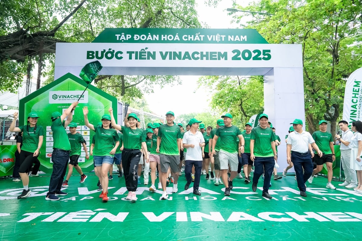 Cán bộ, người lao động Vinachem cùng người dân Thủ đô hào hứng tham gia chương trình đi bộ đồng hành quanh hồ Hoàn Kiếm. Ảnh: BTC. Cán bộ, người lao động Vinachem cùng người dân Thủ đô hào hứng tham gia chương trình đi bộ đồng hành quanh hồ Hoàn Kiếm. Ảnh: BTC.