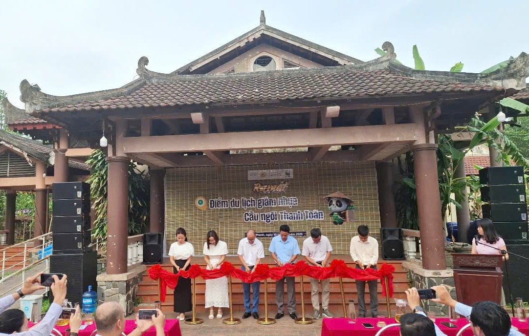 Ra mắt điểm du lịch giảm nhựa cầu ngói Thanh Toàn. Ảnh: Văn Dinh. Ra mắt điểm du lịch giảm nhựa cầu ngói Thanh Toàn. Ảnh: Văn Dinh.