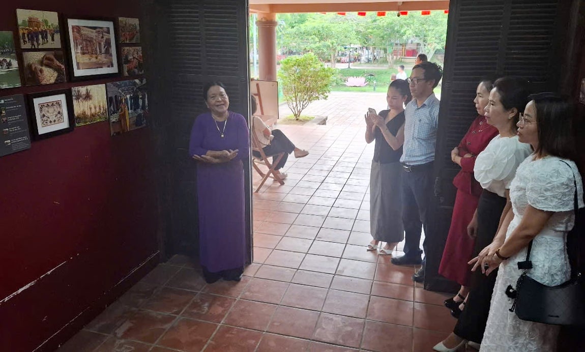 Tham quan các điểm du lịch giảm nhựa tại cầu ngói Thanh Toàn. Ảnh: Văn Dinh. Tham quan các điểm du lịch giảm nhựa tại cầu ngói Thanh Toàn. Ảnh: Văn Dinh.