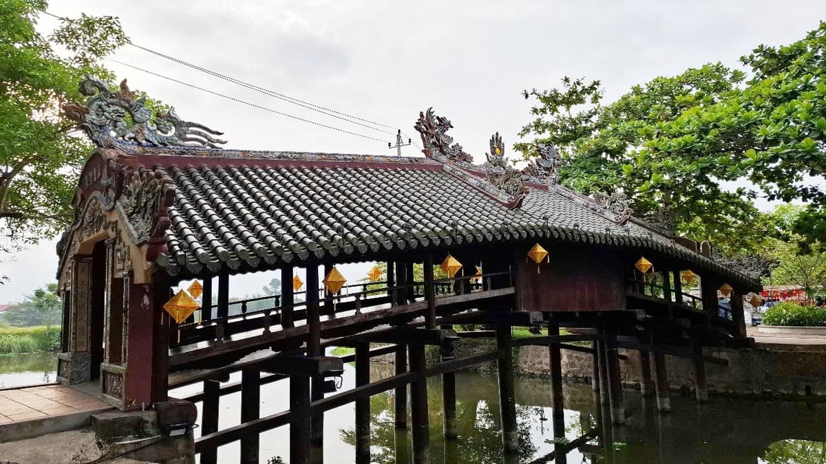Cầu ngói Thanh Toàn là di tích cấp quốc gia và là điểm du lịch cộng đồng tiêu biểu tại Huế, sở hữu cây cầu gỗ mái ngói hơn 240 năm tuổi. Ảnh: Văn Dinh. Cầu ngói Thanh Toàn là di tích cấp quốc gia và là điểm du lịch cộng đồng tiêu biểu tại Huế, sở hữu cây cầu gỗ mái ngói hơn 240 năm tuổi. Ảnh: Văn Dinh.