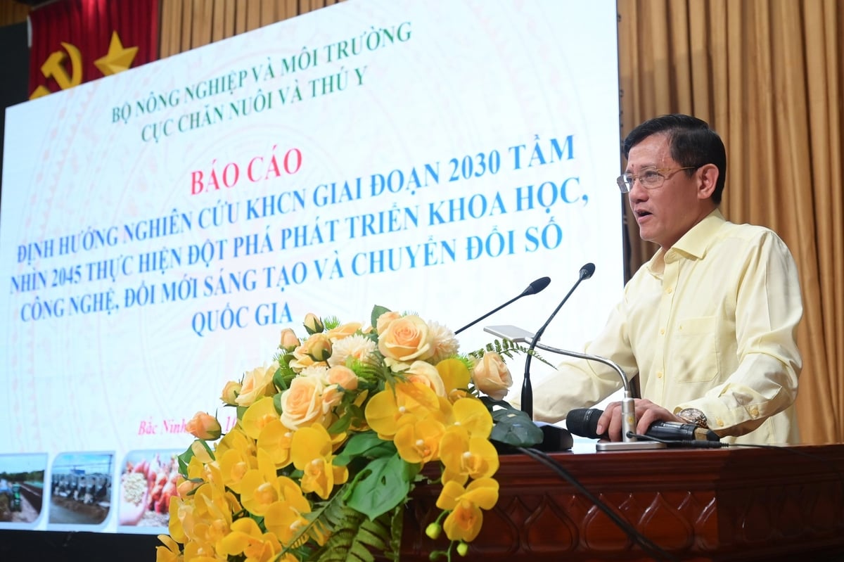 Ông Dương Tất Thắng, Cục trưởng Cục Chăn nuôi và Thú y trình bày tham luận về đột phá khoa học công nghệ. Ảnh: Tùng Đinh. Ông Dương Tất Thắng, Cục trưởng Cục Chăn nuôi và Thú y trình bày tham luận về đột phá khoa học công nghệ. Ảnh: Tùng Đinh.