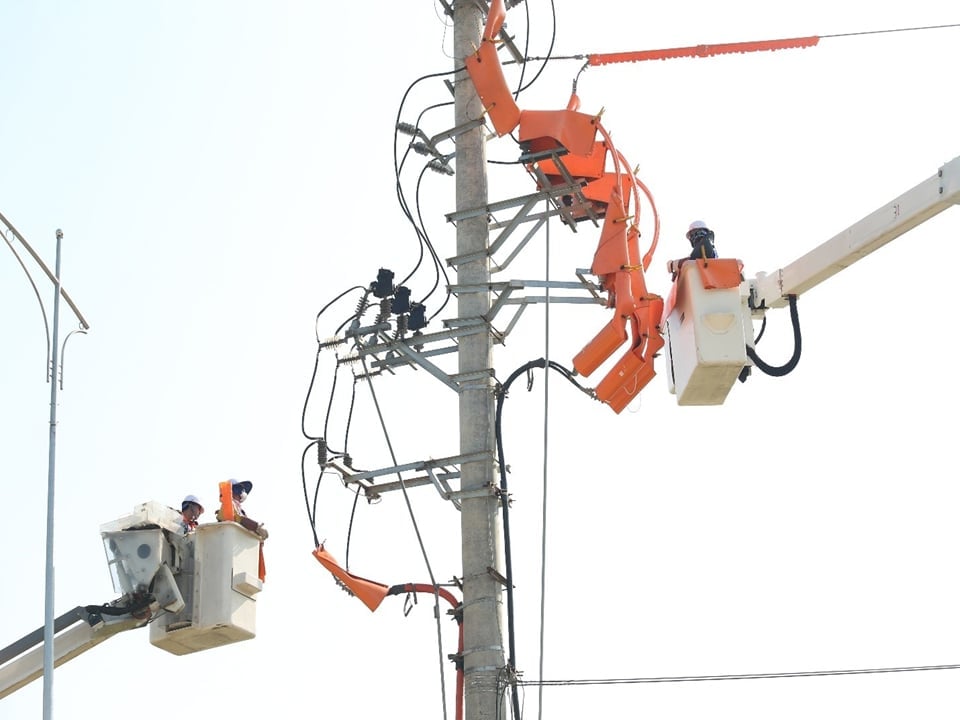 Đội Hotline thực hiện sửa chữa, khắc phục khiếm khuyết, đấu nối đường dây. Ảnh: EVNNPC. Đội Hotline thực hiện sửa chữa, khắc phục khiếm khuyết, đấu nối đường dây. Ảnh: EVNNPC.