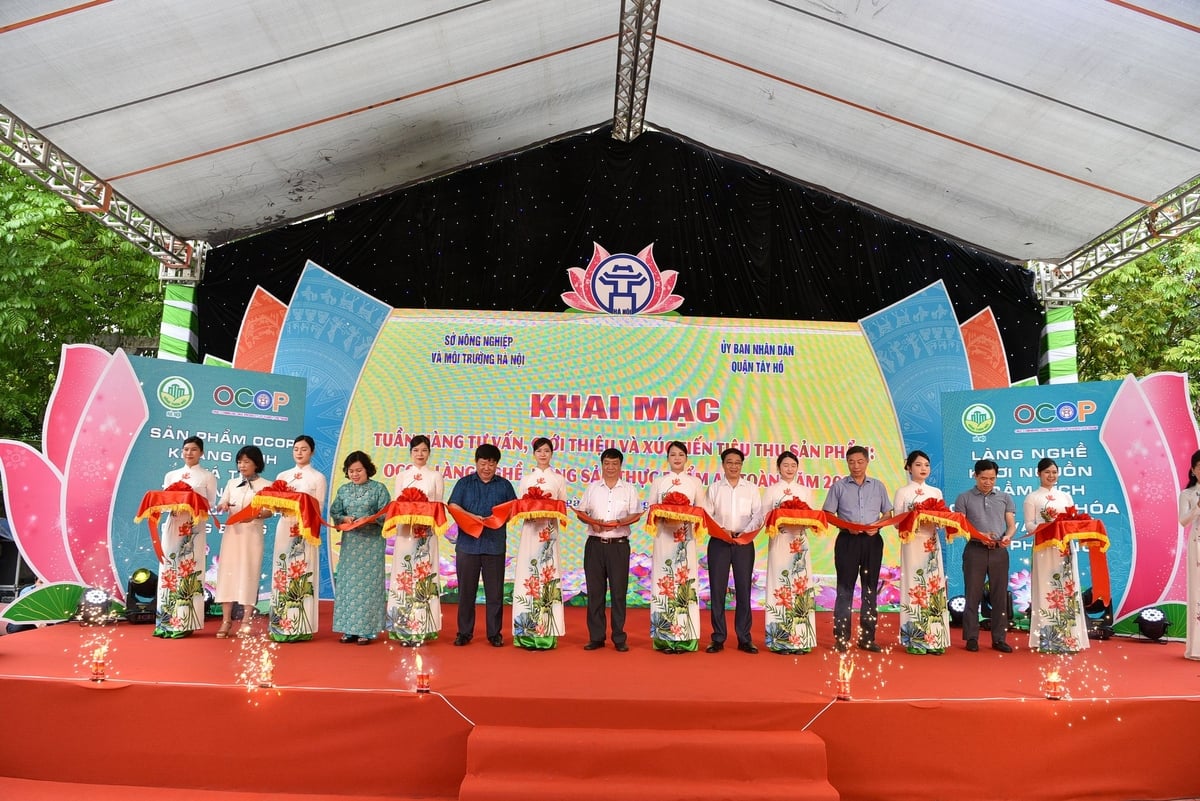 Khai mạc tuần hàng. Ảnh: Vân Đình. Khai mạc tuần hàng. Ảnh: Vân Đình.
