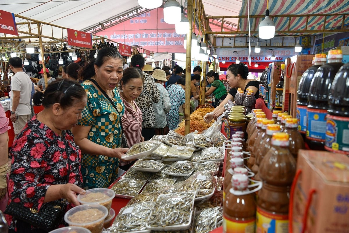 Người tiêu dùng chọn mua sản phẩm. Ảnh: Vân Đình. Người tiêu dùng chọn mua sản phẩm. Ảnh: Vân Đình.