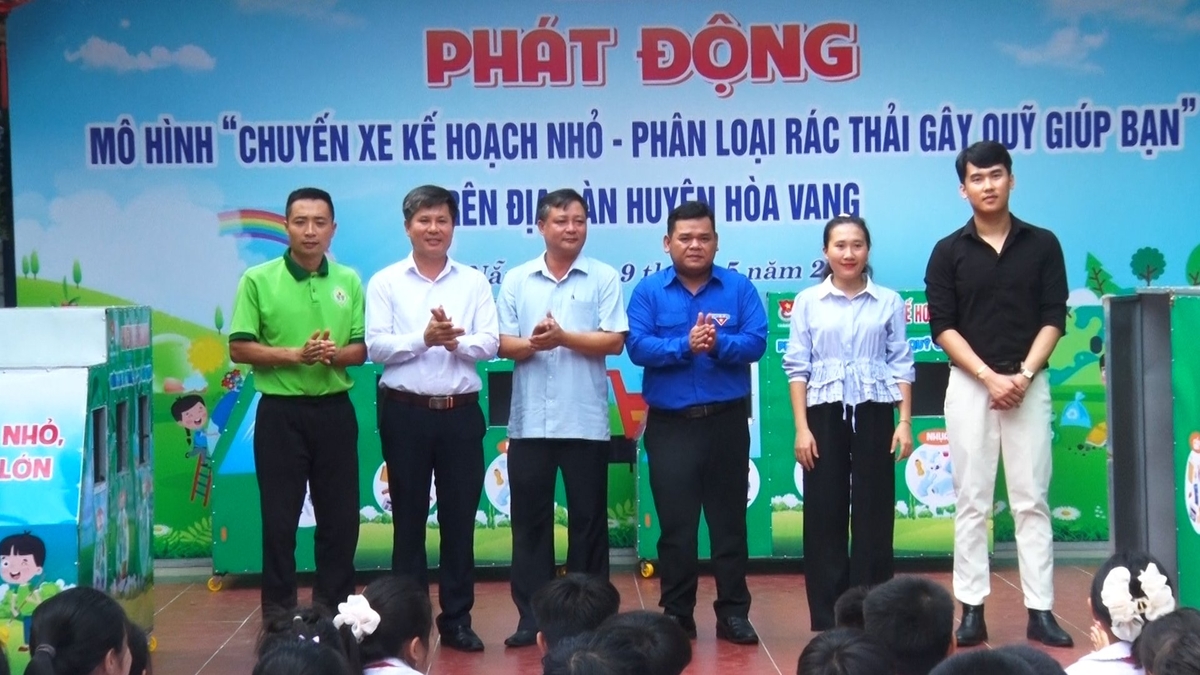Trao tặng xe phân loại rác trong lễ phát động mô hình 'Chuyến xe Kế hoạch nhỏ' tại huyện Hòa Vang. Ảnh: Phạm Huy. Trao tặng xe phân loại rác trong lễ phát động mô hình 'Chuyến xe Kế hoạch nhỏ' tại huyện Hòa Vang. Ảnh: Phạm Huy.